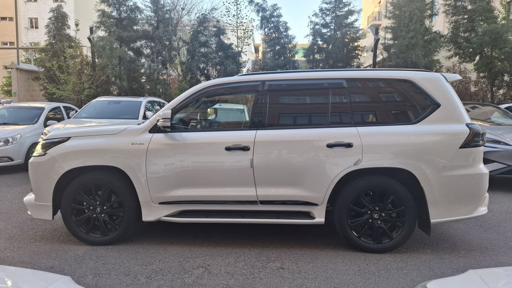 Lexus LX 570  Kuro Black Edition