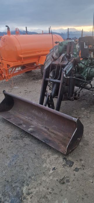 Încărcător in tiranti cu cupa