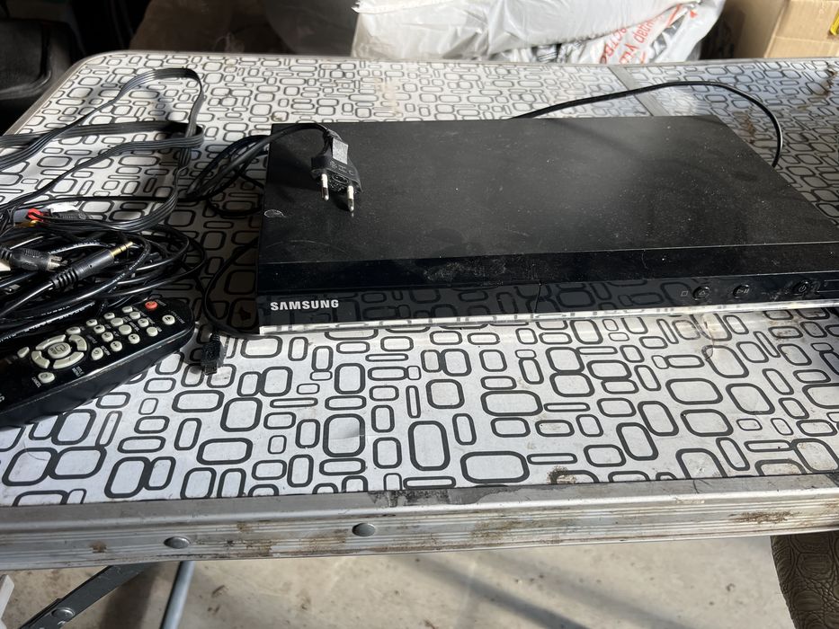 Лазерный видеопроигрыватель (DVD-плеер)