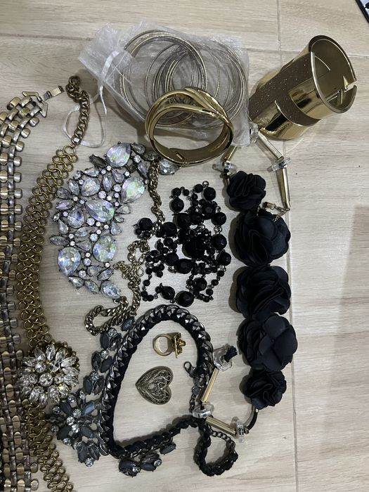 Обеци ,Колиета ,Гривни,Чанти, Раници