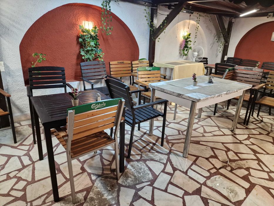 Mobilier restaurant scaune mese vitrine frigorifice frigidere dozator