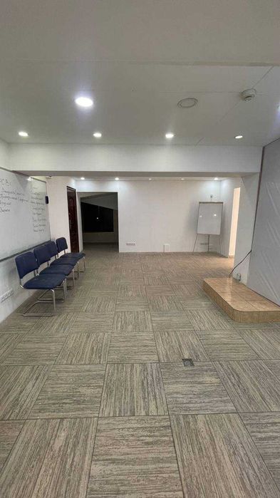 80 кв. м. под офис на цокольном этаже, в центре, ст. м. Дружба Народов