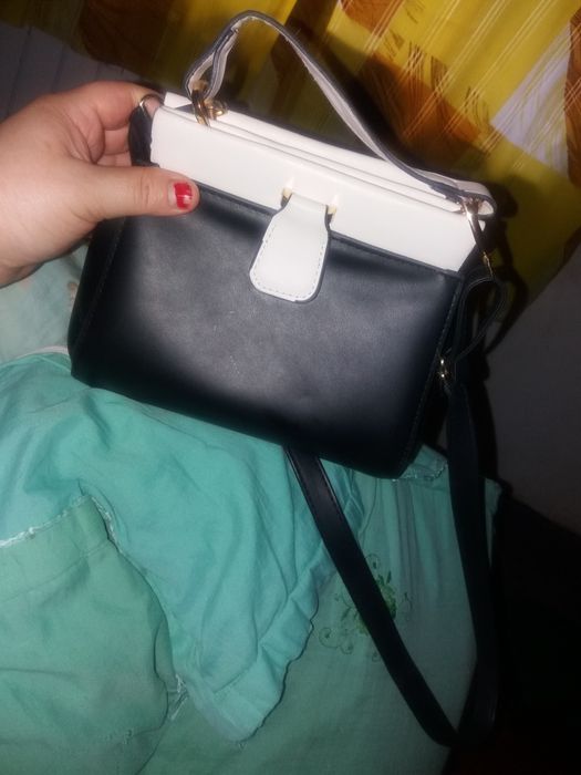 сумку продам дешево целая без царапин небольшой размер но обьемная