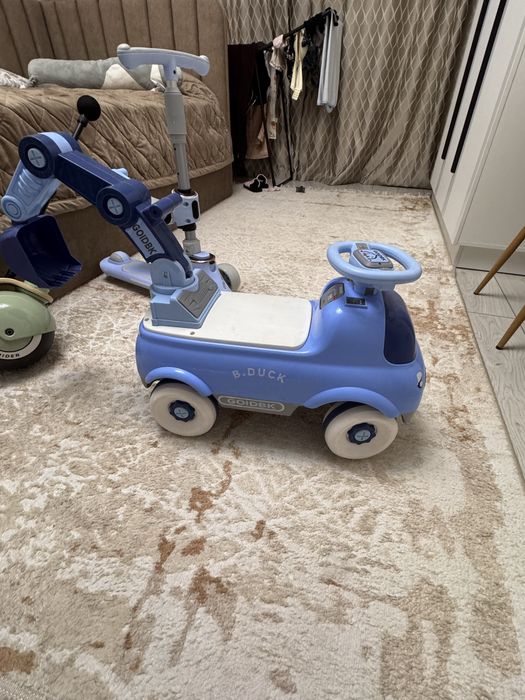 Продам машинку толокар