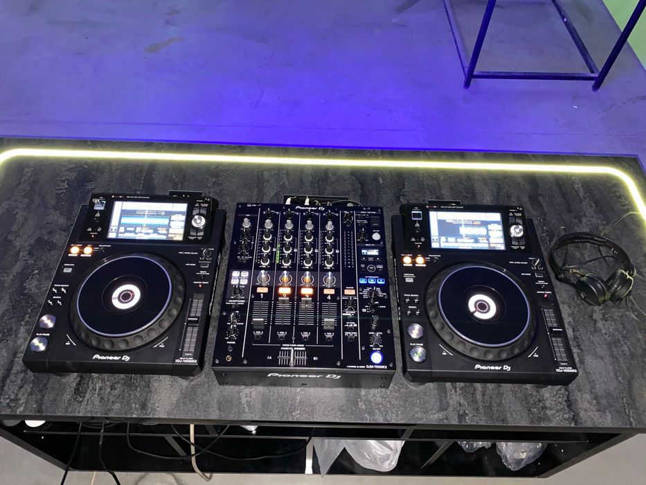 Pupitru DJ Profesional RGB - DJ Booth cu casetă luminoasă ( de vânzare & de închiriat )