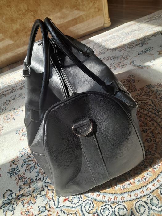 Спорт сумка.  Қара түсті.  Бірақ рет қолданған.