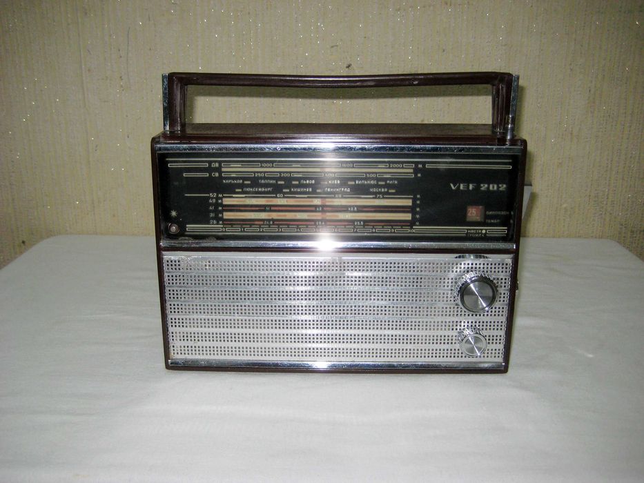 Радиоприемник VEF 202 СССР цвет коричневый вид отличном состоянии!