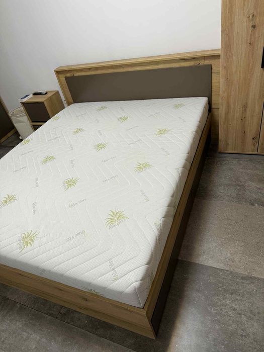 Pat matrimonial modern din lemn