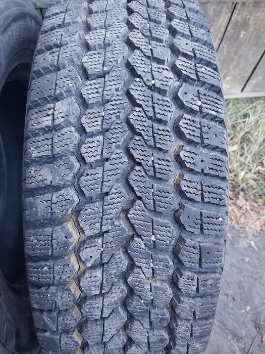 2 шины Amtel 215 65 R15. Есть микротрешины.