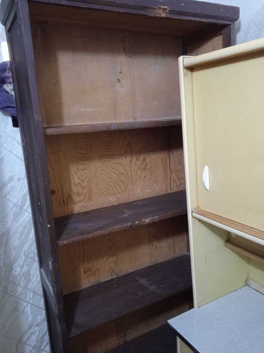 Отдам даром кухонный гарнитур из шкафа, двух пеналов и тумбочки. Б/У.