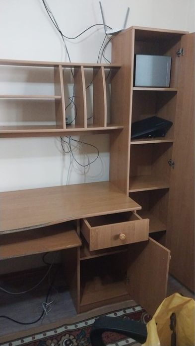 Шкаф и компьютерный стол со стеллажом