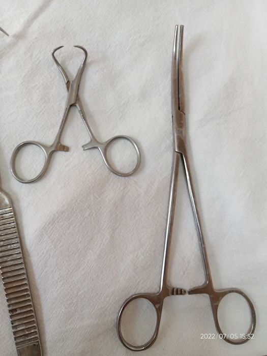 Meditsinskiy qaychi pinsetla