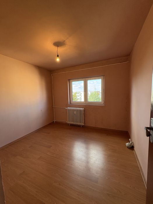 Apartament 3 camere , decomandat ,zona Confectii