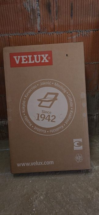 Vand geam Velux nou in cutie 55 ×78 cu sistem electric