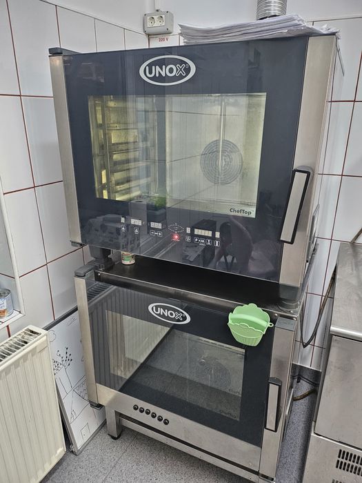 Cuptor profesional Unox 10 tăvi