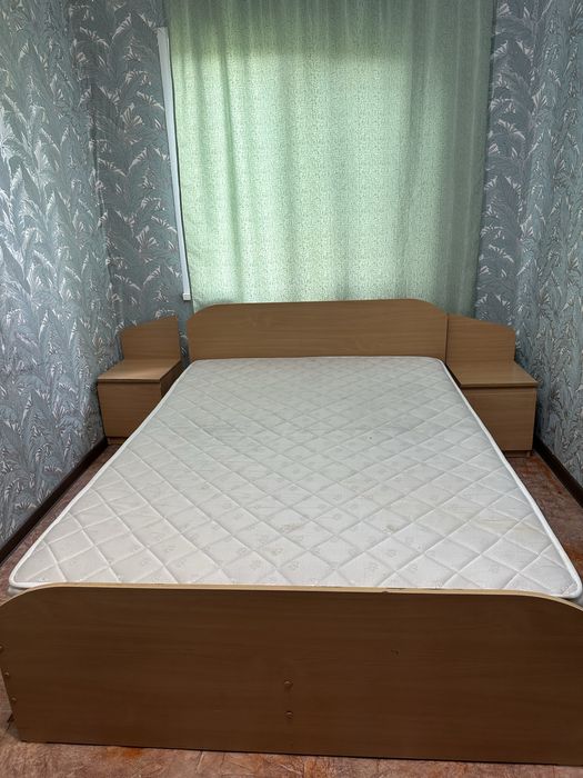 Продам кровать с тумбочками