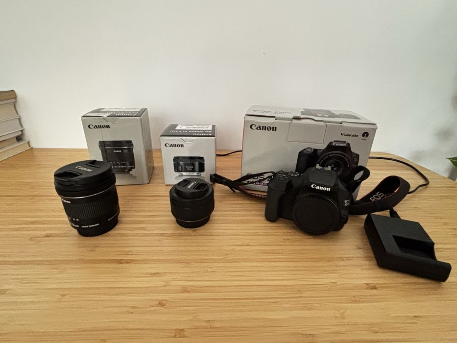 Vând kit Camera Foto DSLR Canon 250D + Obiective 50 mm 1.8 + 10-18 mm 4.5-5.6