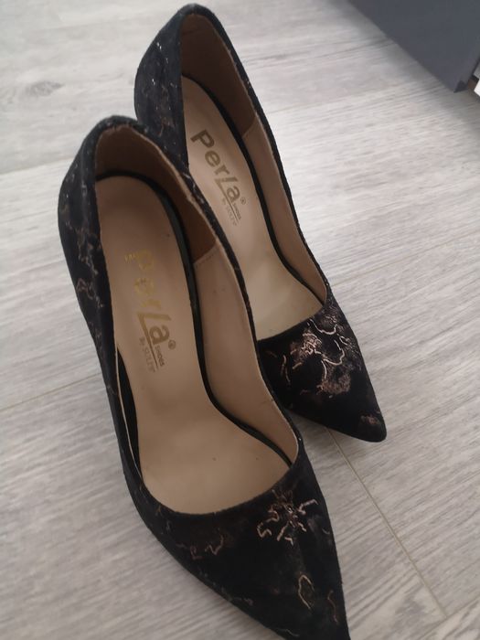 Черни високи обувки с ток