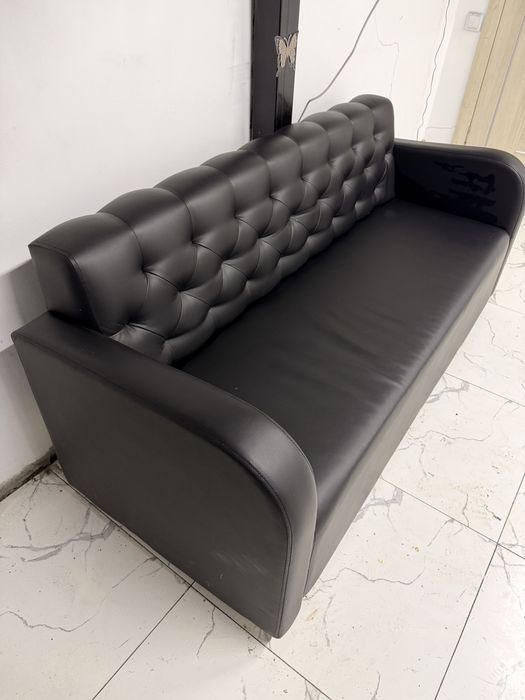 Диван черный, в отличном состоянии