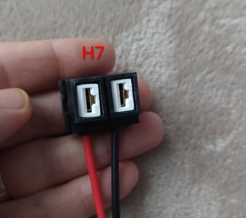 Set 2 mufe / Soclu pentru becuri H 11 , H 7 si H 4