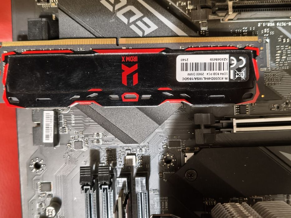 Vând kit Intel MSI Z490 WiFi i5 10500 16Gb DDR4 3200