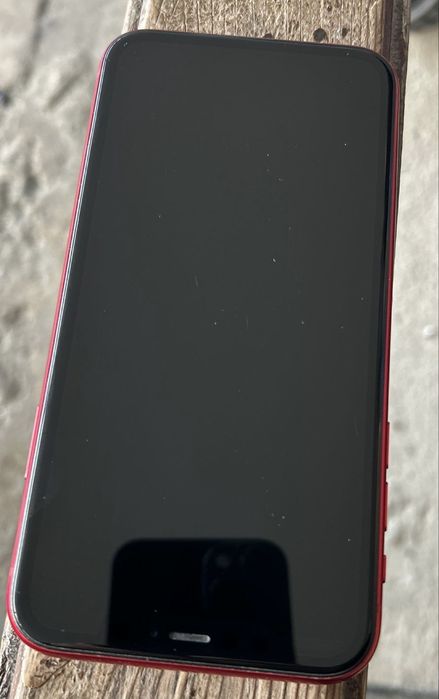 Vând iPhone 11 roșu, în stare foarte bună, 64GB, baterie 100%, perfect funcțional. Inclusiv cele doua huse!