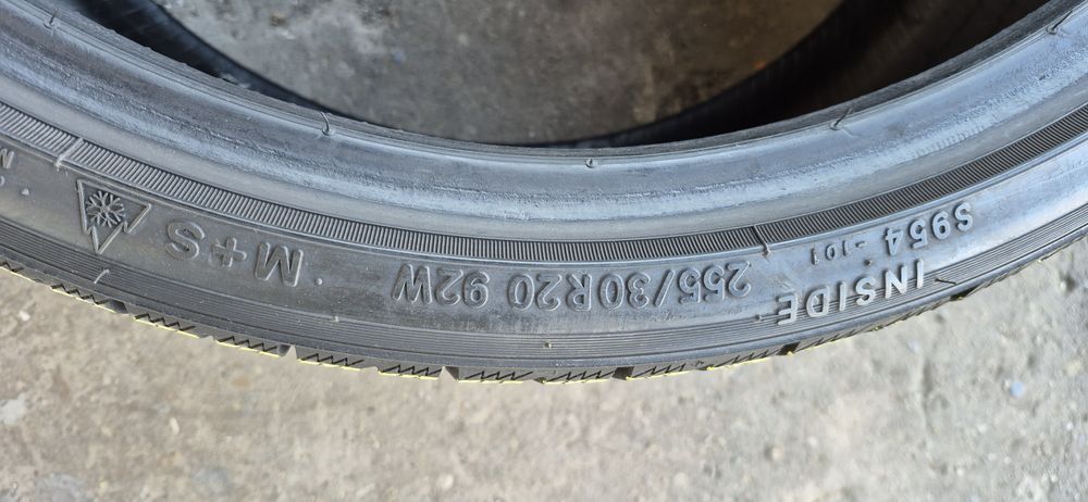 4 anvelope iarna ca si noi Toyo,255/30/20.Pretul este pe bucata.