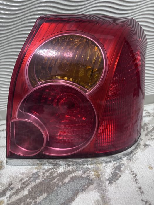 Продам задний правый фонарь Toyota Avensis. хэтчбек