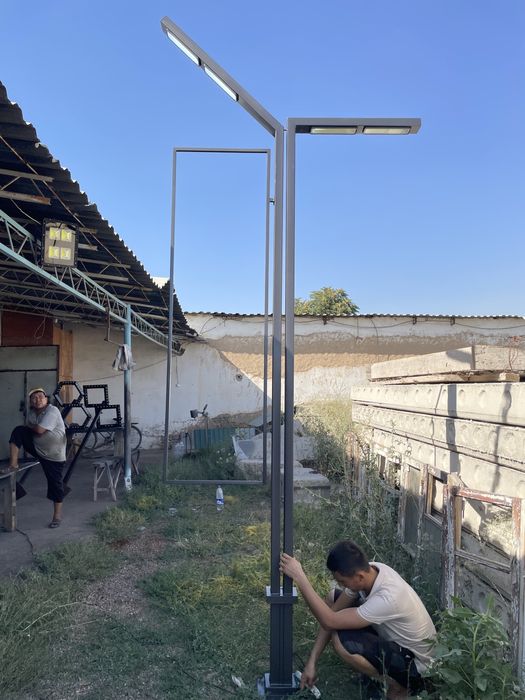 Столбы в стиле хай-тек, с рекламным щитом