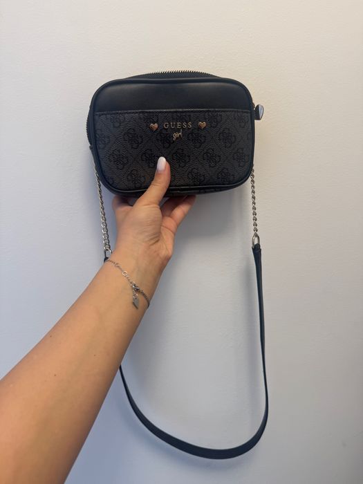 Малка черна чанта Guess