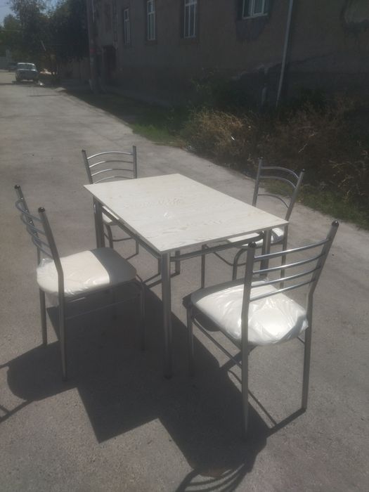 Кухонный стол с четырьмя стульями для дома кафе и других заведений.