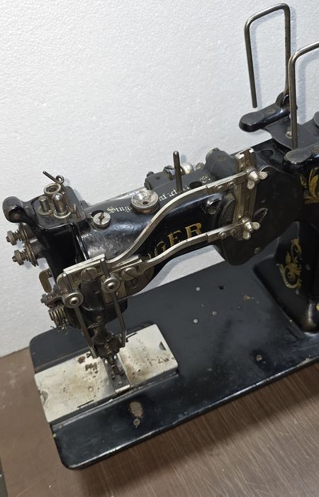 Singer продаётся двухигольный швейная  машинка антиквариат или для кол