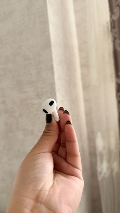 Продам правое ушко от Airpods 3