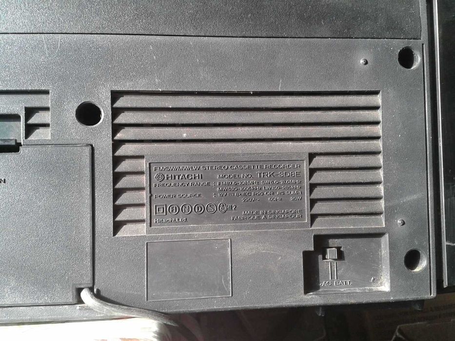 Продавам радиокасетофон Hitachi TRK -3D8E