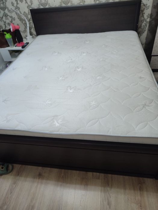 Продам двухспальную кровать.