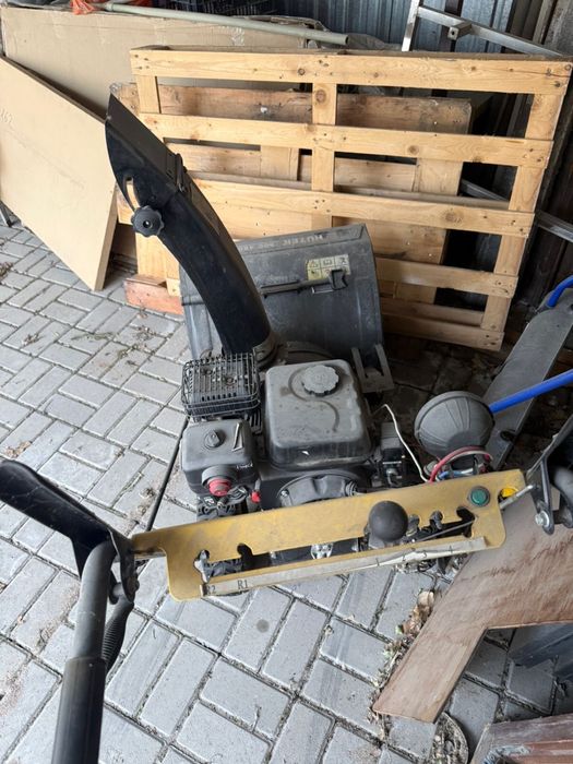 Продам снегоуборщик