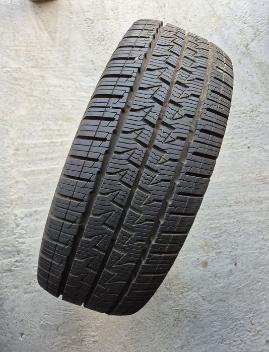 O bucată 235/65 R16C M+S iarnă - una Michelin Continental Hankook