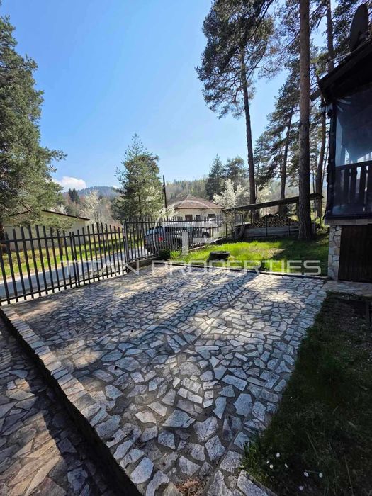 Двуетажна обзаведена къща с два гаража в Цигов чарк