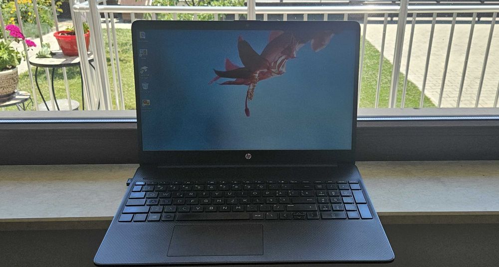 Продавам много запазен лаптоп HP, работи отлично, с оригинално зарядно.