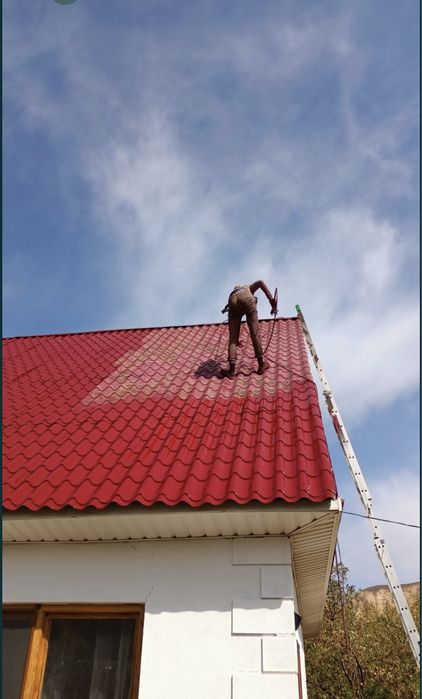 Покраска крыш ворот забора