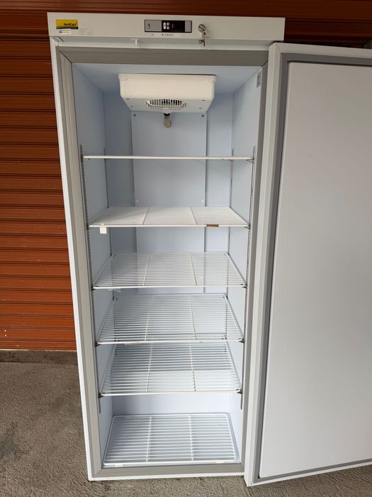 Професионален вертикален фризер NordCap – отлично запазен