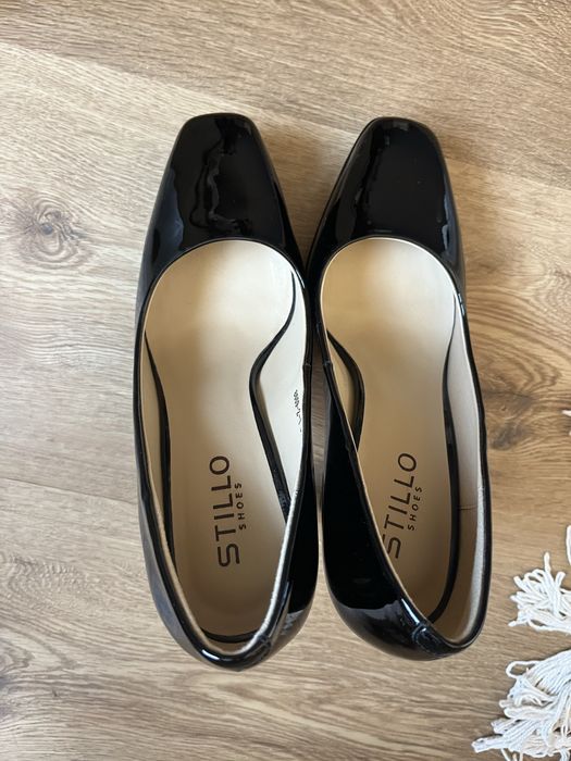 Обувки на ток от естествен лак