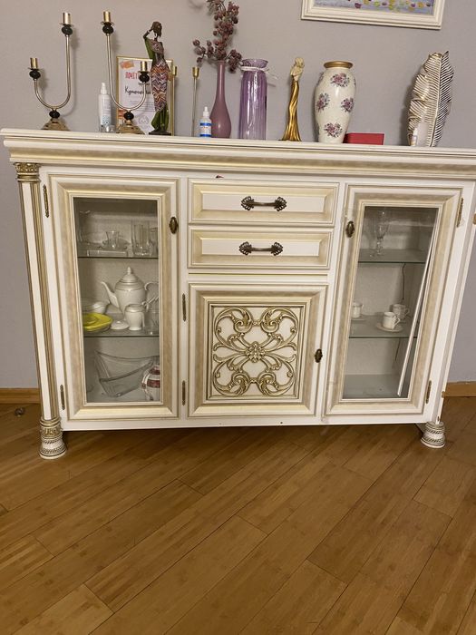 Продается шкаф ветрина с дверцами, подходит для хранения посуды