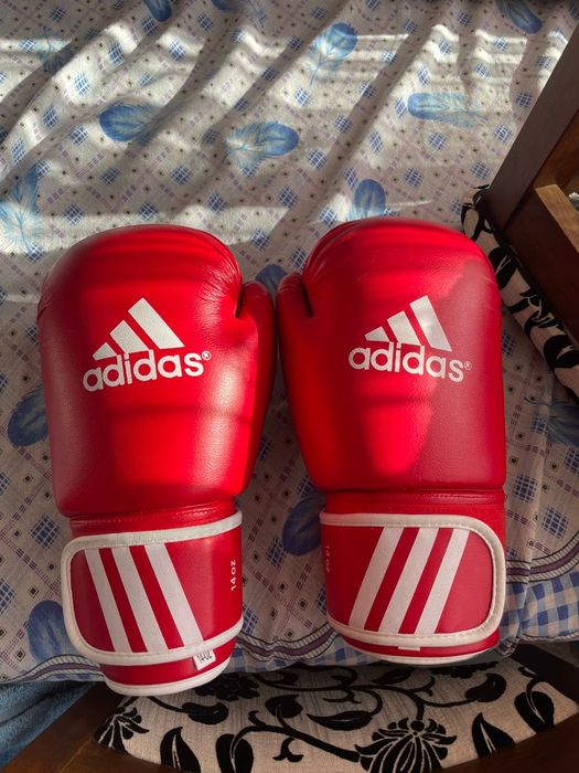 Срочно продаем боксерскую перчатку