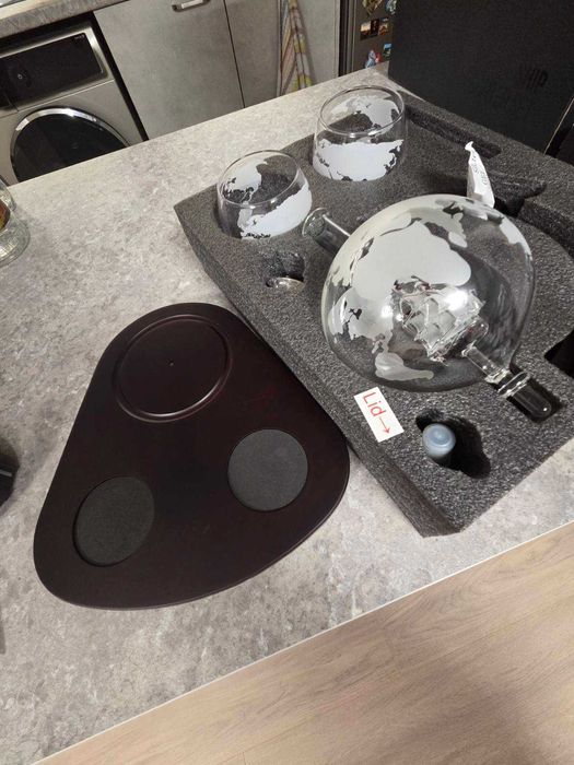 Чисто нов луксозен декантер сет за алкохол.