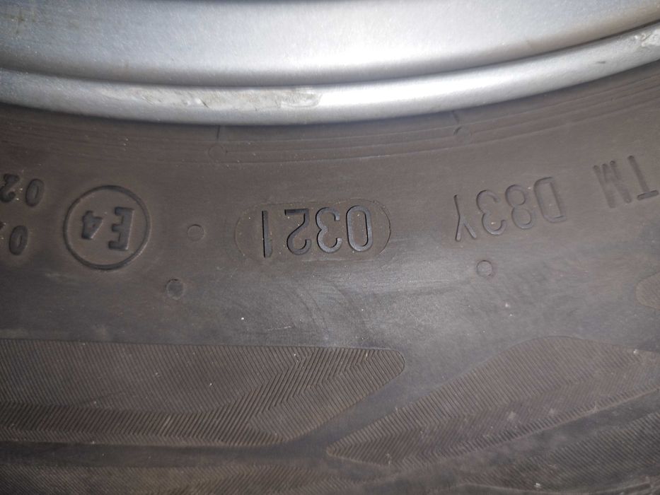 Продавам 4 гуми континентал 205/60/15 V цола с оригинални джанти