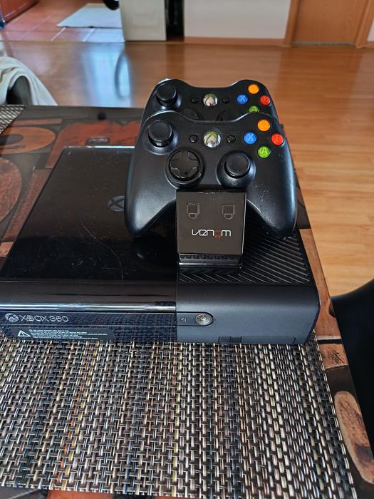 Vând Xbox 360 cu doua manete fara cabluri