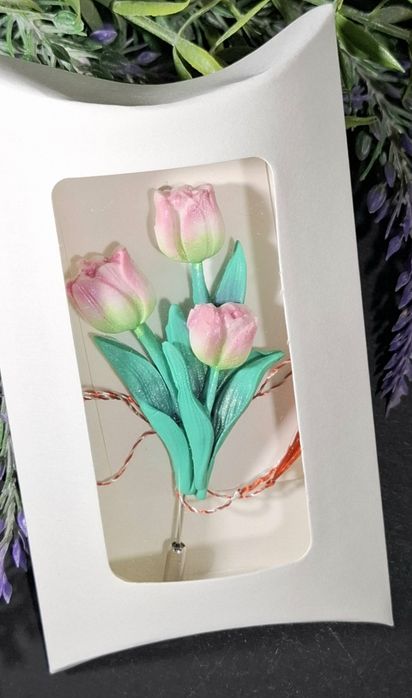 Brosa martisor handmade buchet lalele Fimo