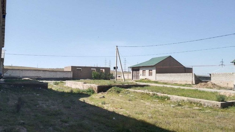 “Farxod savxozda hovli sotiladi.”