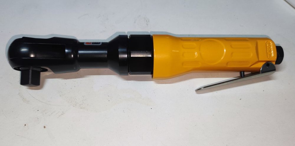 Пневмозубило с насадками в пластиковом кейсе.